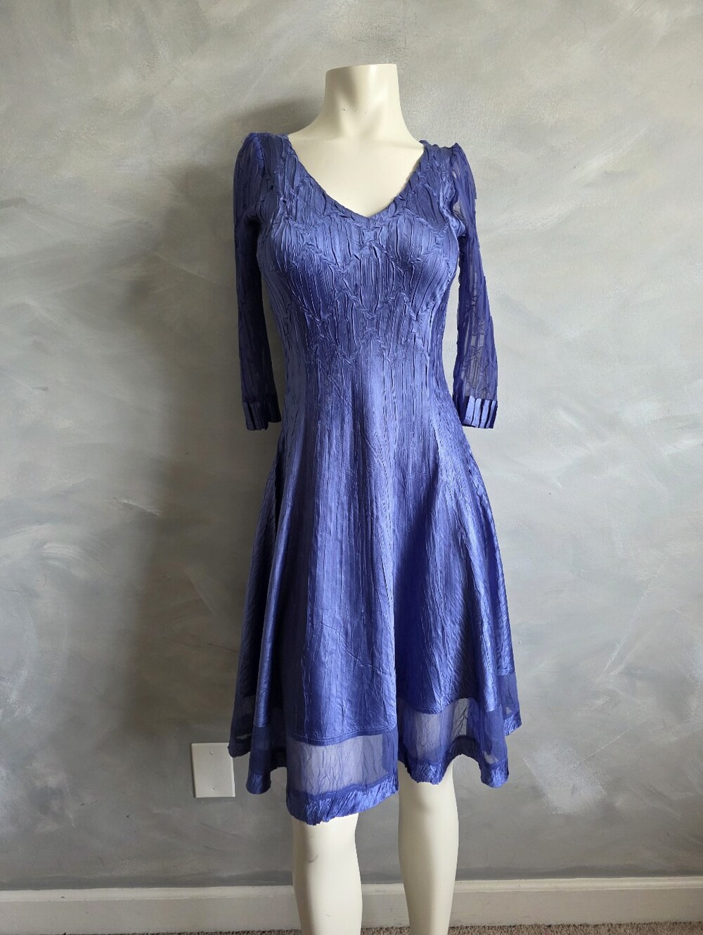 Komarov Periwinkle Crinkle Plissé V-Neck Charmeuse & Chiffon Pleated Dress S